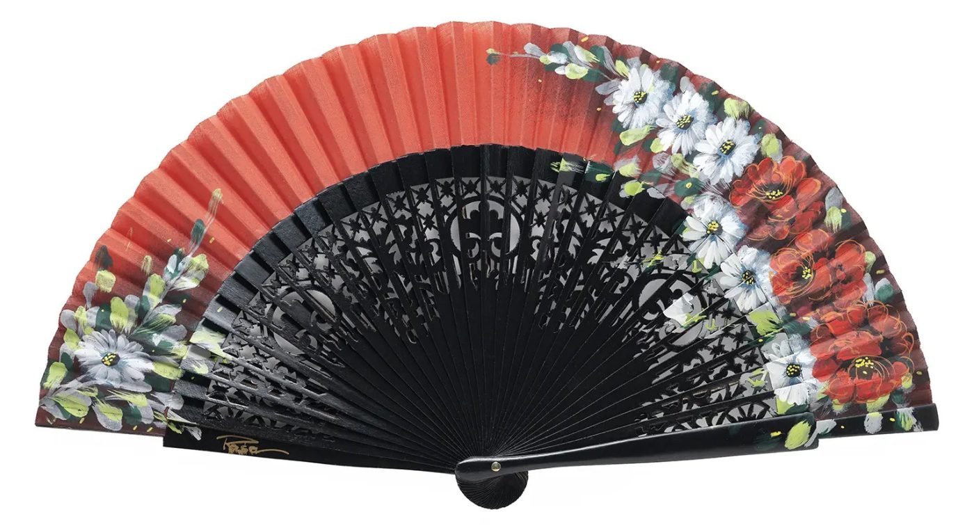 Abanico actual con varillaje calado negro y país rojo pintado a mano con flores blancas