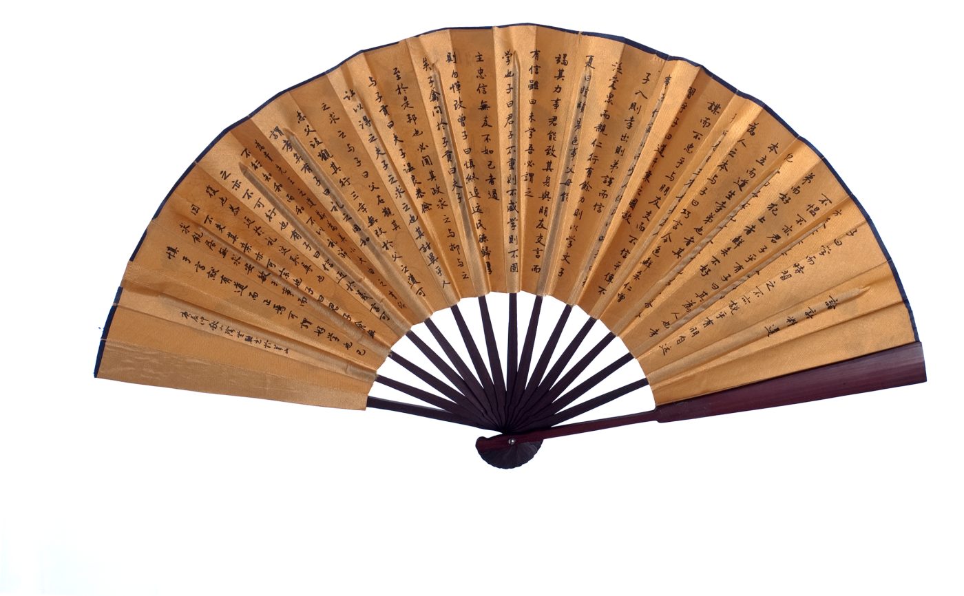 Abanico plegable oriental con caligrafía china sobre papel dorado y varillas de bambú