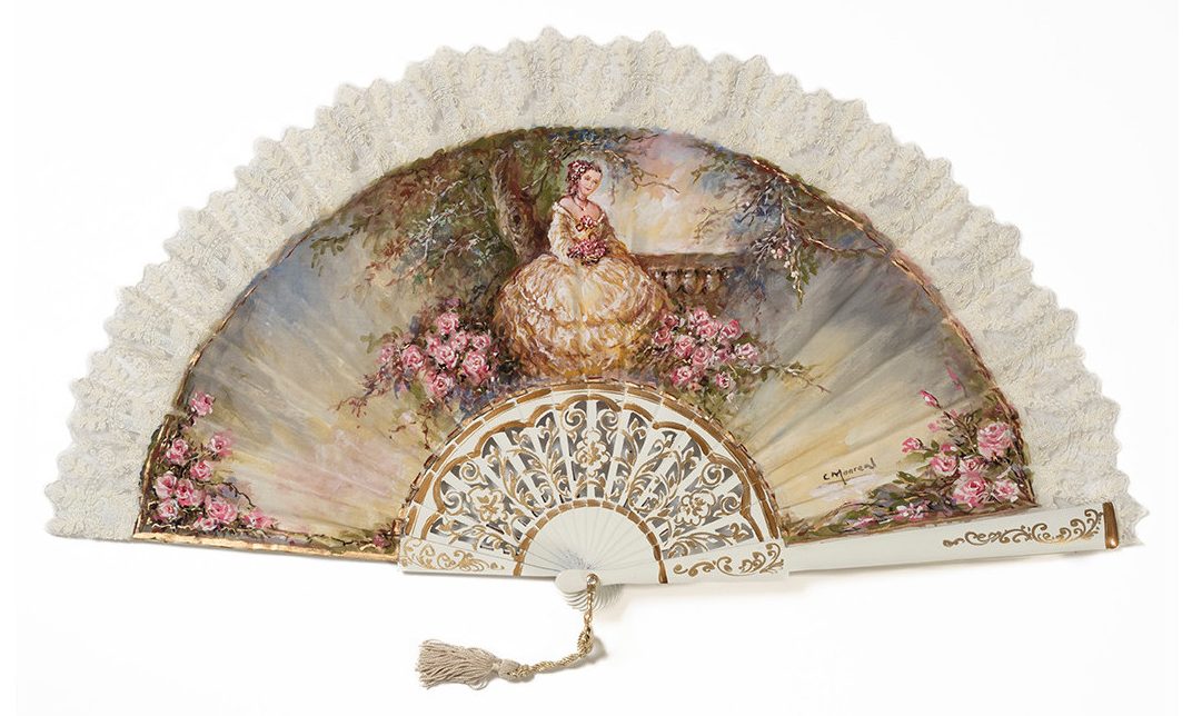 Abanico pintado a mano con una dama en un jardín, al estilo de las escenas galantes del siglo XVIII