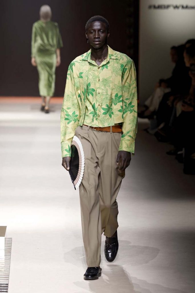 Modelo desfilando en la Mercedes-Benz Fashion Week Madrid con un abanico pintado a mano de Abanicos Madrid