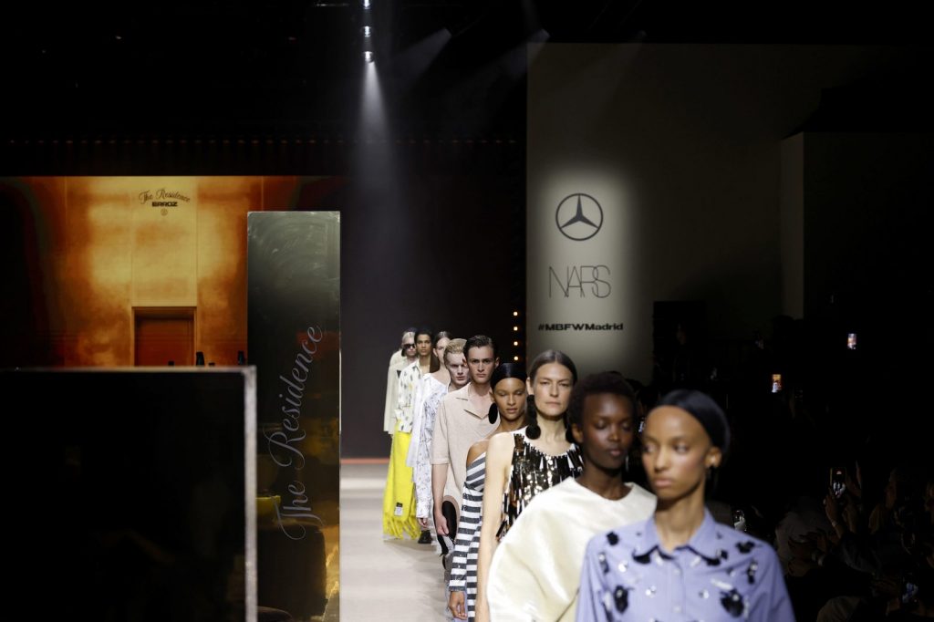 Abanico español como complemento de moda en un look de la Mercedes-Benz Fashion Week Madrid